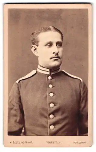 Fotografie H. Selle, Potsdam, Yorkstrasse 4, Portrait Gardesoldat modisch frisiert