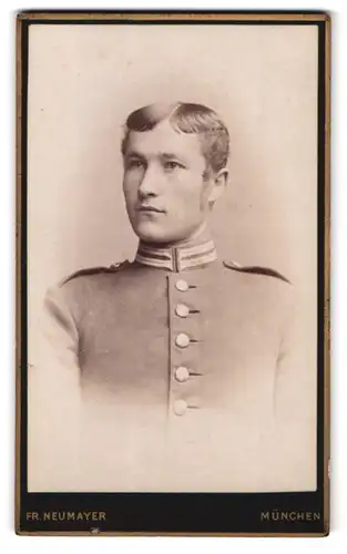 Fotografie Fr. Neumayer, München, Portrait junger Soldat in Gardeuniform