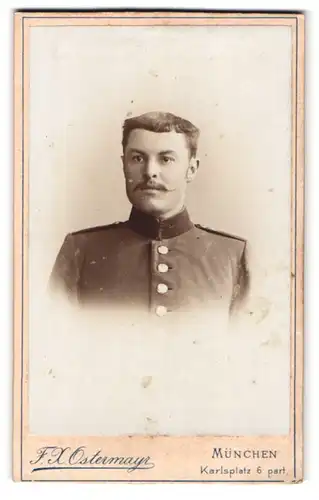 Fotografie F.X. Ostermayr, München, Karlsplatz 6, Portrait Soldat der Garde