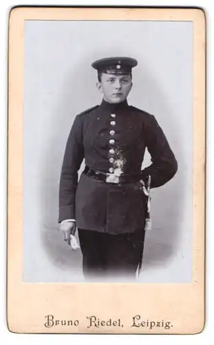 Fotografie Bruno Riedel, Leipzig, Portrait Soldat mit Bajonett am Koppel
