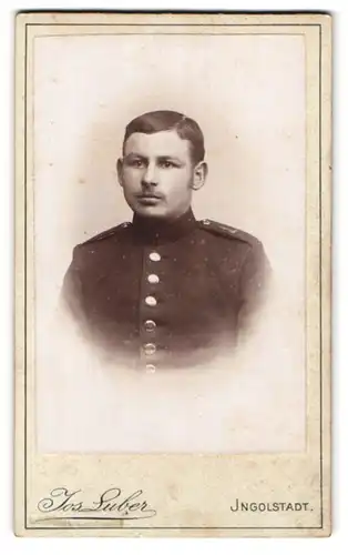 Fotografie Jos. Luber, Ingolstadt, Proviantgasse 878 1 /2, Portrait eines Soldaten, Schulterstück Nr. 1