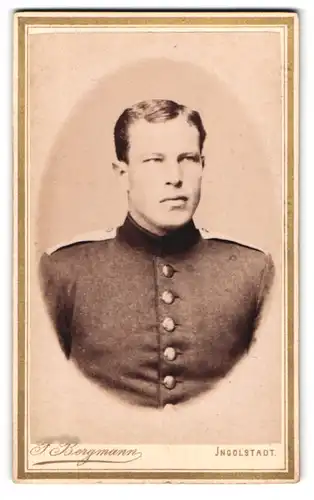 Fotografie F. Bergmann, Ingolstadt, Theresienstrasse 329, Portrait Soldat mit weissen Schulterstücken