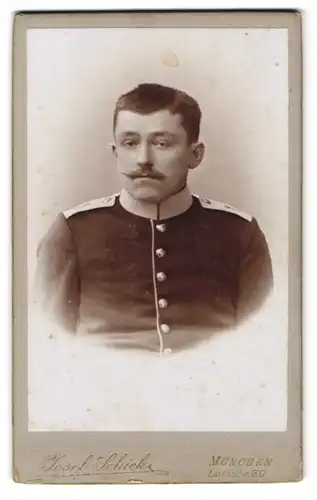 Fotografie Josef Schick, München, Loristr. 30, Portrait eines Soldaten, Schulterstück Nr. 1