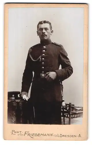 Fotografie Friedemann, Dresden-A., Rosenstrasse 48, Portrait sächs. Soldat mit Schützenschnur