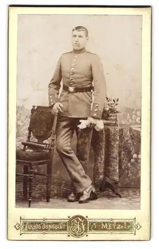 Fotografie Julius Jungblut, Metz, Gartenstrasse 10, Portrait eines Soldaten, Schulterstück Nr. 8