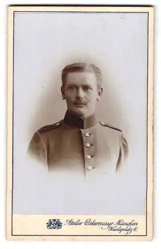 Fotografie Atelier Ostermayr, München, Karlsplatz 6, Portrait Soldat mit Kaiserbart