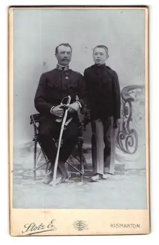 Fotografie E. Stotz, Kismarton, Portrait österreichischer Soldat in Uniform mit Orden und Säbel nebst Kadett in Uniform