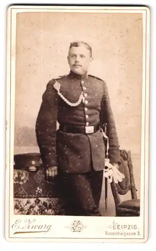 Fotografie E. Zwarg, Leipzig, Rosenthalgasse 5, Portrait sächsischer Soldat in Uniform mit Schützenschnur, Bajonett