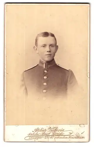 Fotografie Atelier Victoria, Berlin, Leipzigerstr. 47, Portrait knabenhafter Garde Soldat in Uniform mit Kragenspiegel