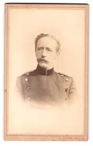 Fotografie Th. Prümm, Berlin, Unten den Linden 51, Portrait alter Soldat in Uniform