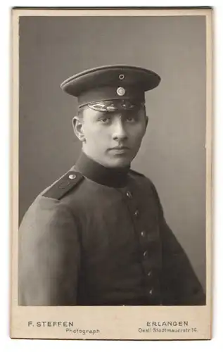 Fotografie F. Steffen, Erlangen, Oestl. Stadtmauerstr. 14, Portrait bayrischer Soldat in Uniform Rgt. 19
