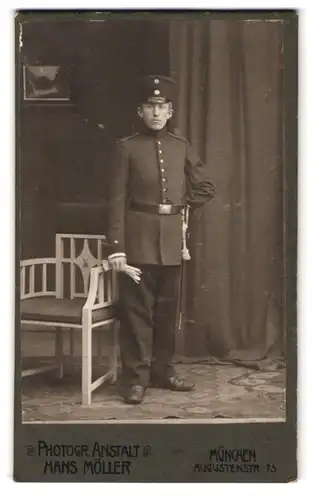 Fotografie Hans Möller, München, Augustenstrasse 75, Bayerischer Soldat in Uniform mit Bajonett und Portepee