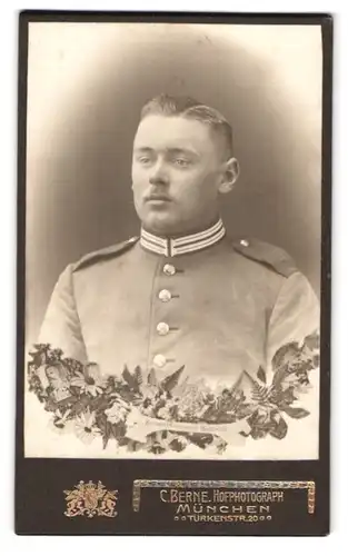 Fotografie C. Berne, München, Türkenstrasse 20, Bayerischer Garde-Soldat in Uniform