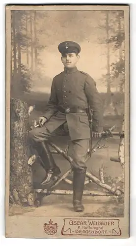Fotografie O. Weidauer, Deggendorf, Bahnhofstrasse 449, Deutscher Soldat in Uniform mit Bajonett und Schirmmütze