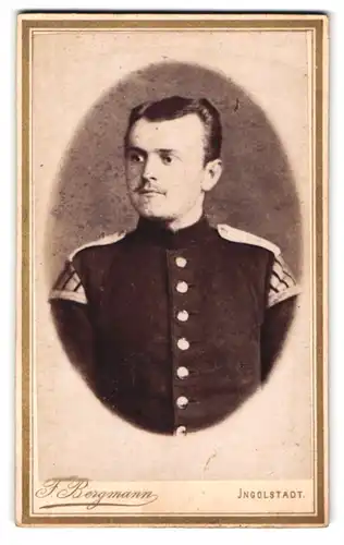 Fotografie F. Bergmann, Ingolstadt, Theresienstr. 329, Bayerischer Musiker in Uniform mit Schwalbennest