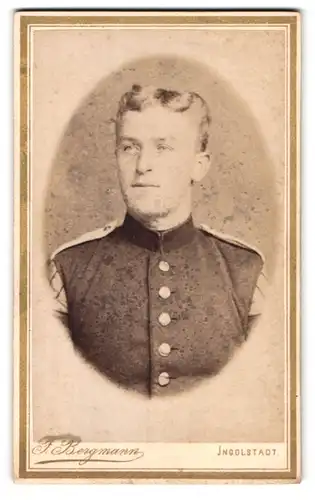 Fotografie F. Bergmann, Ingolstadt, Theresienstrasse 329, Bayerischer Musiker in Uniform mit Schwalbennest