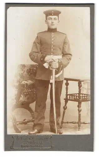 Fotografie Klaucke, Torgau, Bahnhofstr., Deutscher Soldat in Uniform mit Krätzchen und Säbel