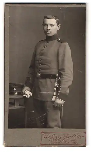 Fotografie U. Zattler, Landshut, Zwischen den Brücken 684, Bayerischer Soldat in Uniform mit Bajonett