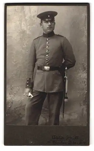 Fotografie Dull, München, Türkenstr. 31, Bayerischer Soldat in Uniform mit Bajonett und Portepee