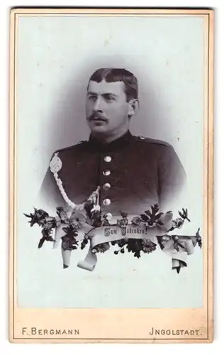 Fotografie F. Bergmann, Ingolstadt, Theresienstr. 329, Portrait bayrischer Soldat in Uniform Rgt. 1 mit Schützenschnur