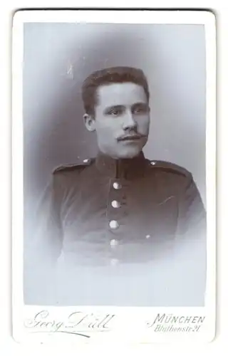 Fotografie Gerog Düll, München, Blüthenstr. 21, Portrait bayrischer Soldat in Uniform Rgt. 1