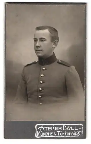 Fotografie Atelier Düll, München, Türkenstr. 31, Portrait bayrischer Soldat in Uniform mit Schulterklappen