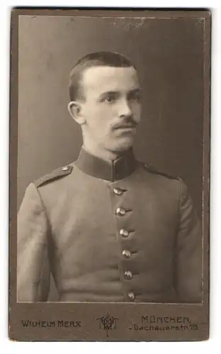 Fotografie Wilhelm Merx, München, Dachauerstr. 19, Portrait bayrischer Soldat in Uniform Rgt. 1