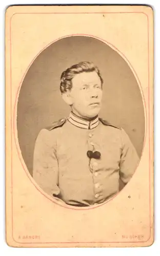 Fotografie A. Bamert, München, Unteranger 14, Portrait bayrischer Garde Soldat in Uniform