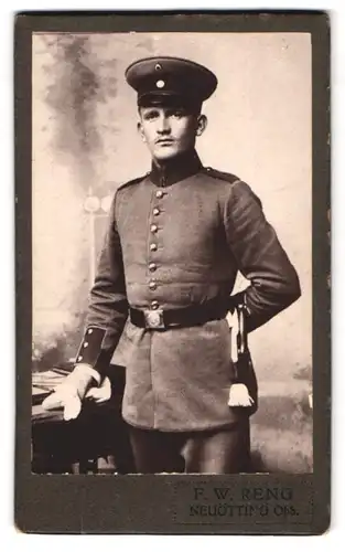 Fotografie F. W. Reng, Neuötting, Portrait bayrischer Soldat in Uniform mit Bajonett und Portepee