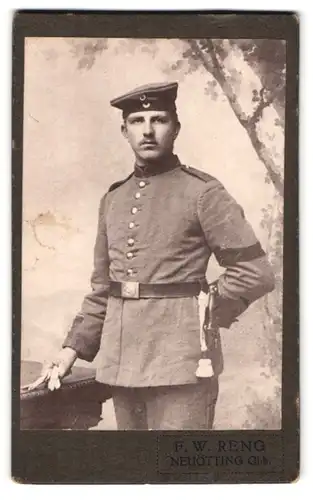 Fotografie F. W. Reng, Neuötting, Portrait bayrischer Soldat in Uniform mit Bajonett und Portepee, Krätzchen, Trauerflor