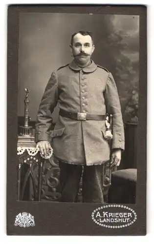 Fotografie A. Krieger, Landshut, Altstadt 82, Portrait bayrischer Soldat in Feldgrau Uniform mit Bajonett und Portepee