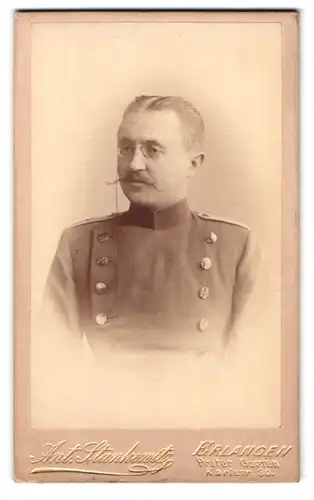 Fotografie Ant. Stankenitz, Erlangen, Karlstr. 30, Portrait bayrischer Soldat in Uniform und Zwicker Brille