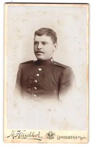 Fotografie M. Hirschbeck, Landsberg a. Lech, Portrait bayrischer Soldat in Uniform Regt. 1, Kaiser Wilhelm Bart