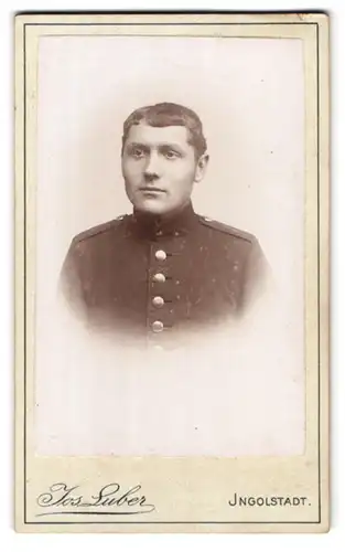 Fotografie Jos. Luber, Ingolstadt, Proviantgasse 878, Portrait bayrischer Soldat in Uniform Rgt. 1