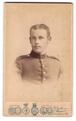 Fotografie u. Zattler, Landshut, zwischen den Brücken 684, bayrischer Musiker in Uniform Rgt. 16 mit Schwalbennest