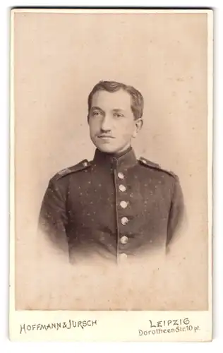 Fotografie Hoffmann & Jursch, Leipzig, Dorotheen-Str. 10, sächsischer Infanterist in Uniform Rgt. 107