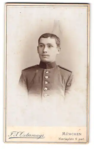 Fotografie F. X. Ostermayr, München, Karlsplatz 6, Portrait bayrischer Soldat in Uniform mit Schulterklappen
