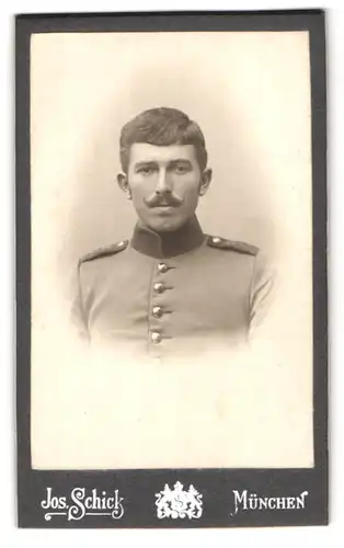 Fotografie Jos. Schikc, München, Portrait bayrischer Soldat in Uniform mit Kaiser Wilhelm Bart