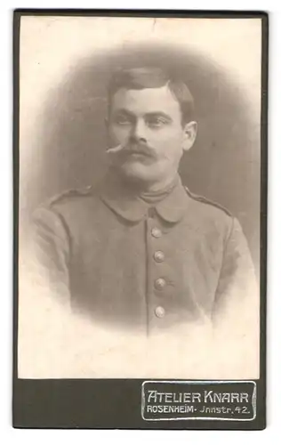 Fotografie Atelier Knarr, Rosenheim, Innstr. 42, Portrait bayrischer Soldat in Feldgrau Uniform, mit Kaiser Wilhelm Bart