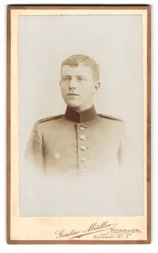 Fotografie Gustav Müller, München, Elvirastr. 21, Portrait junger bayrischer Soldat in Uniform
