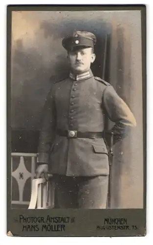 Fotografie Hans Möller, München, Augustenstr. 75, Portrait bayrischer Gardist in Uniform mit Bajonett im Atelier