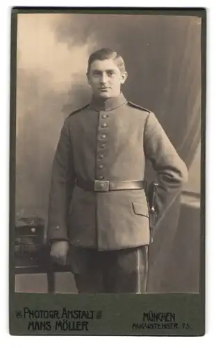 Fotografie Hans Möller, München, Augustenstr. 75, Portrait junger bayrischer Soldat in Feldgrau Uniform mit Bajonett