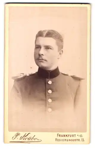 Fotografie P. Krabo, Frankfurt a. O., Regierungsstr. 13, Portrait preussischer Soldat in Unifrom mit Epauletten