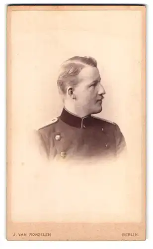 Fotografie J. van Ronzelen, Berlin, Unter den Linden 13, Portrait preussischer Soldat in Uniform mit Schulterklappen