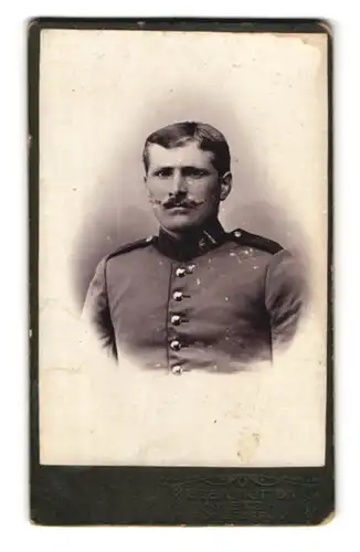 Fotografie Gebr. Notton, Metz, Römerstr. 10, Portrait Soldat in Uniform Rgt. 8 mit Kaiser Wilhelm Bart