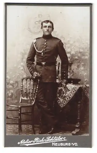 Fotografie Atelier Rich. Schlüter, Neuburg a. D., Färberstr. 85, bayrischer Soldat in Uniform, Schützenschnur, Bajonett