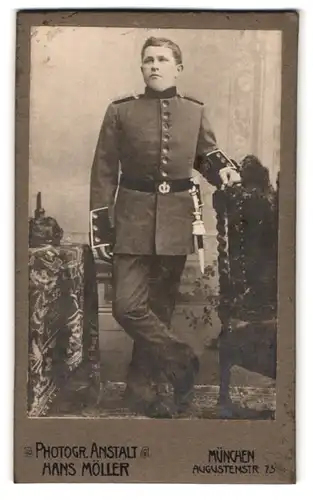 Fotografie Hans Möller, München, Augustenstr. 75, bayrischer Soldat in Uniform mit Bajonett und Pickelhaube im Atelier