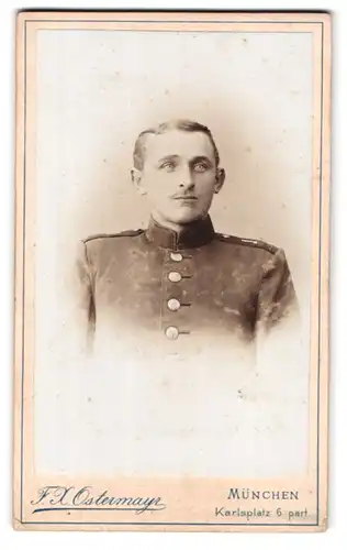 Fotografie F. X. Ostermayr, München, Karlsplatz 6, Portrait bayrischer Soldat in Unifrom Rgt. 1