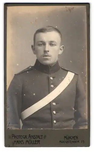 Fotografie HAns Möller, München, Augustenstr. 75, Portrait bayrischer Soldat in Uniform mit Schärpe
