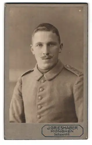 Fotografie J. Grieshaber, München, Dachauerstr. 6, bayrischer Soldat in Feldgrau Uniform mit Kaiser Wilhelm Bart